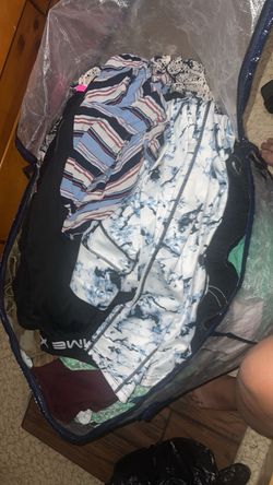 Es mucha ropa, son leguis, ropa de hombre