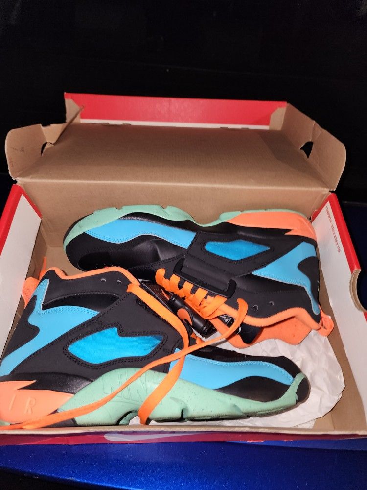 Nike Diamond Turf (Size: 8.5, Color: Black/Total Orange/Gamma Blue/Green Glow)