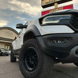 RINES18" LOCK OFF ROAD CON LLANTA 325 65 18 GOODYEAR AT