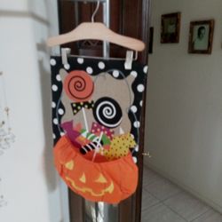 HALLOWEEN YARD FLAG OR DOOR HANGING.