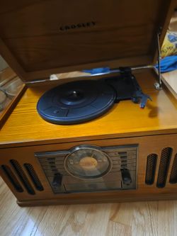 Old school record player w radio