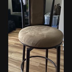 4 Stylish Swivel Bar Stools. Very Good Condition In Queens.  $400