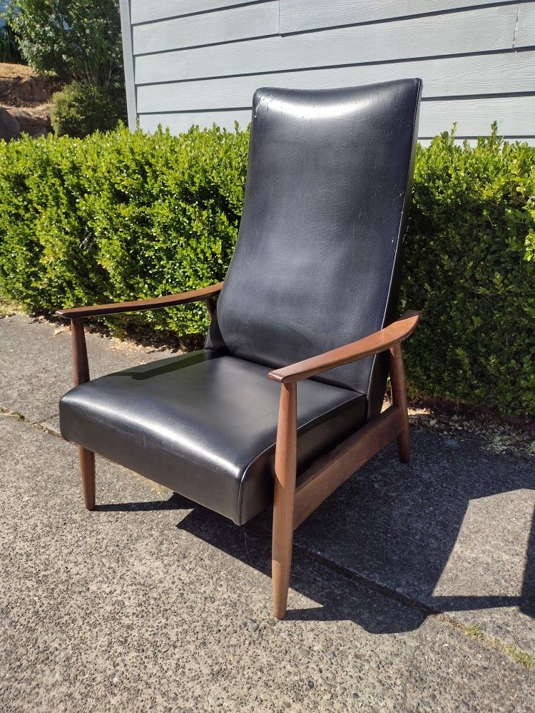 Mid Century Recliner By Milo Baughman for Thayer Coggin Inc.