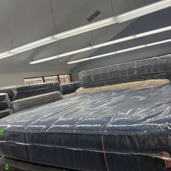 KING SIZE STEARNS & FOSTER LUX ESTATE (MEDIUM) MATTRESS & BOX SPRINGS BED SET