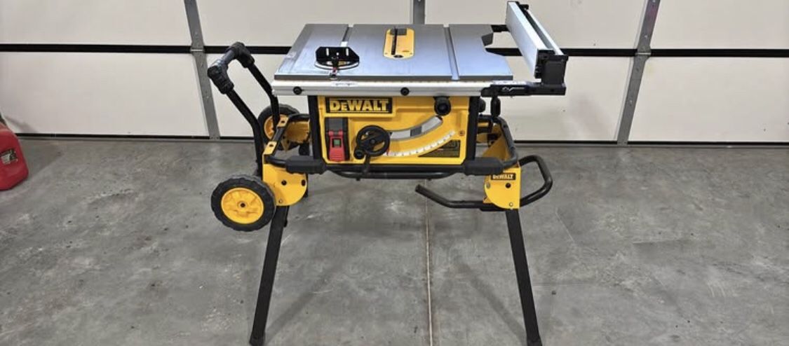Dewalt (DWE7491RS) 10-inch table saw with rolling stand.