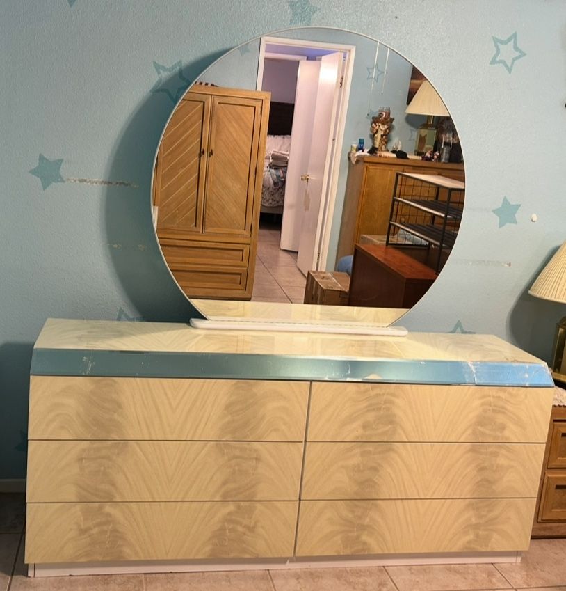 Dresser With Mirror
