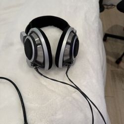 Sennheiser HD 800 Headphones – Mint Condition – XLR Cable Included