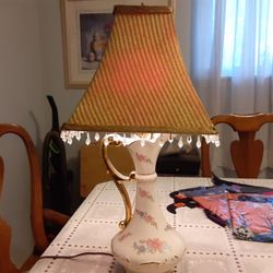 VERY UNIQUE LOOKING VINTAGE LAMP 22INCHES TALL 