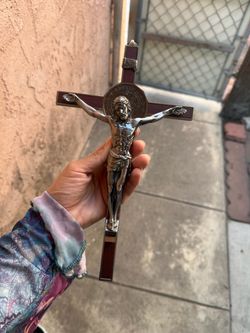 Crucifico de metal y madera con medalla de san Benito