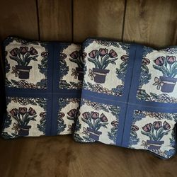 🌷 (2) Tulip Time Decorative Pillows (12”x11”)