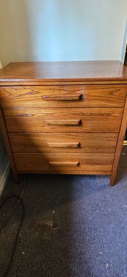 MID CENTURY MODERN FOUR DRAWER DRESSER WITH LEGS