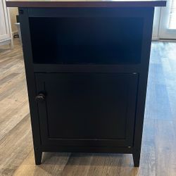  Side Table / Nightstand 