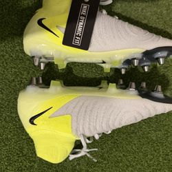 Nike Phantom Luna Size 6