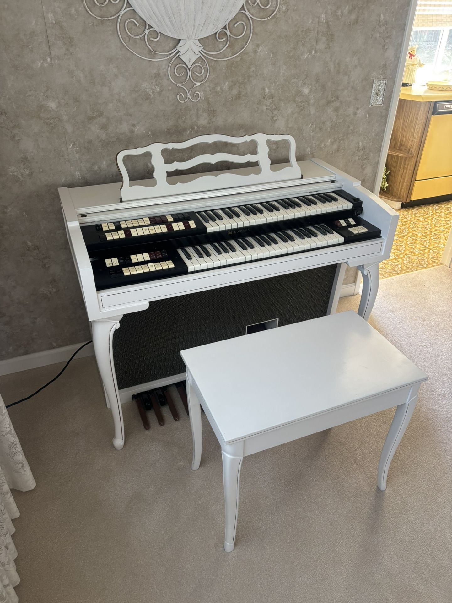 Lowrey Electric Organ