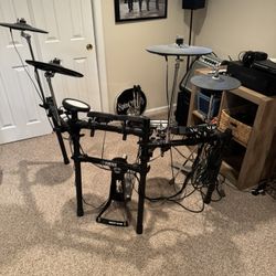 Yamaha electronic drum set with DTX502 brain