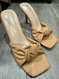 Journee Collection Diorra Tan Faux Leather Womens Heels Size 7.5M