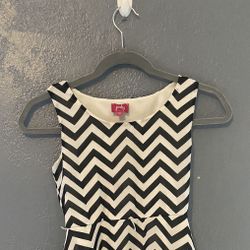 Black and white zigzag, flowy dress