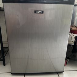 Sanyo mini fridge