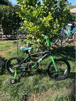18 INCH BIKE WITH HELMET & TRAINING WHEELS