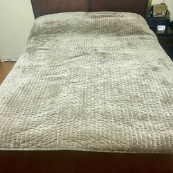 Queen Bedroom Set for Sale – Bed, Nightstand, and Dresser