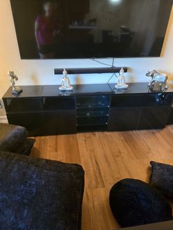 Tv stand and coffee table led lights on both with remote