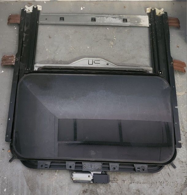 Sunroof With Motor (2005 Infiniti G35 Sedan)