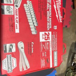 Milwaukee 1/4 in. Drive SAE/Metric Ratchet and Socket Mechanics Tool Set (25-Piece)