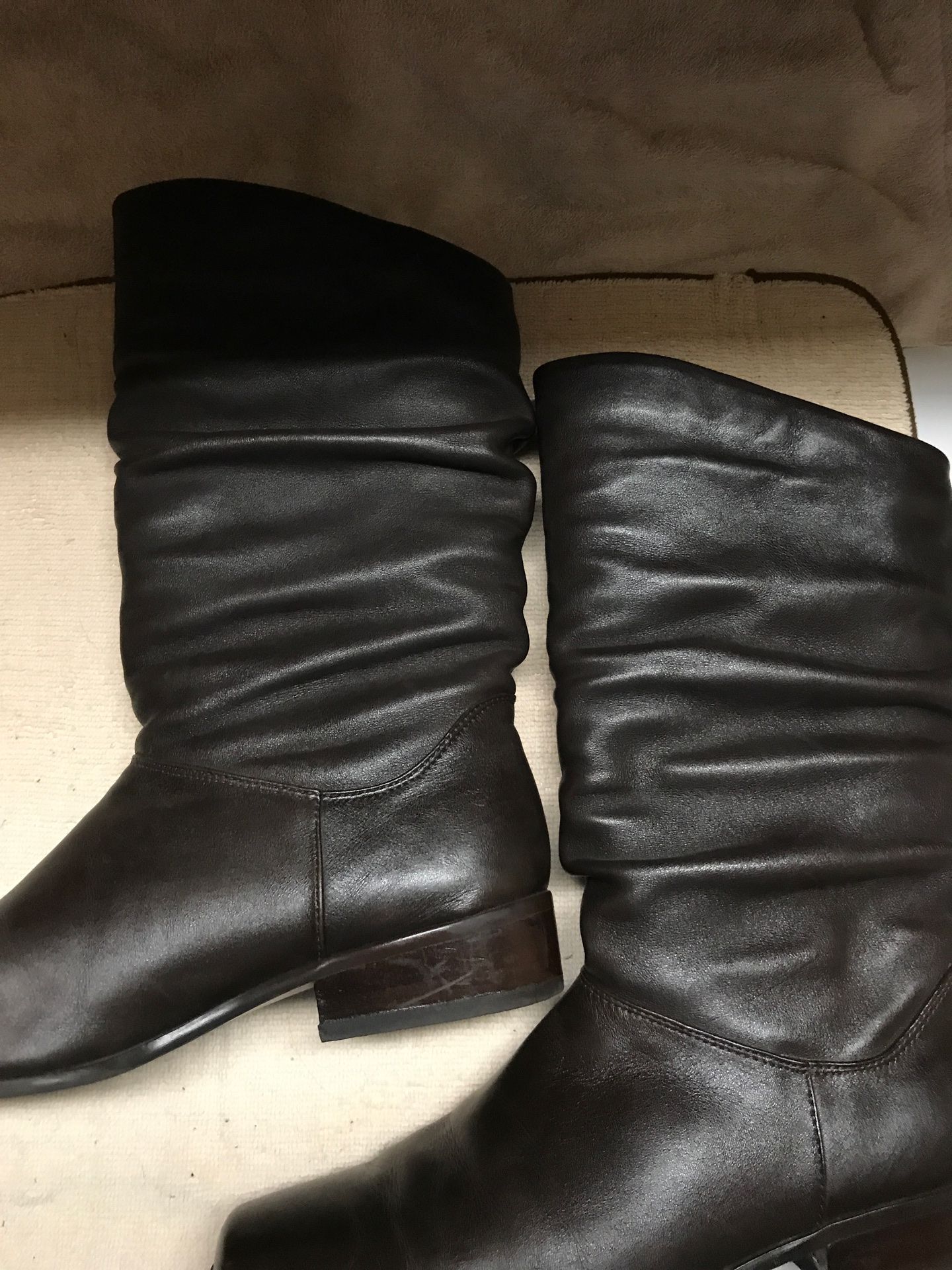 Ladies brown boots. Size 8 1/2