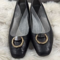 BareTraps Black Leather Slip On Flats Loafers. US 8M