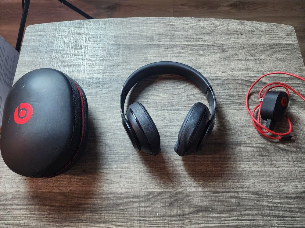 Beats Studio Wireless Headphones With Case & Charger