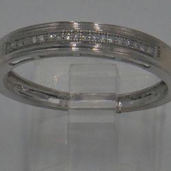 10kt white gold ring size 10.25 1.9 grams 0.10pts of diamonds. mint condition.852668-1. 
