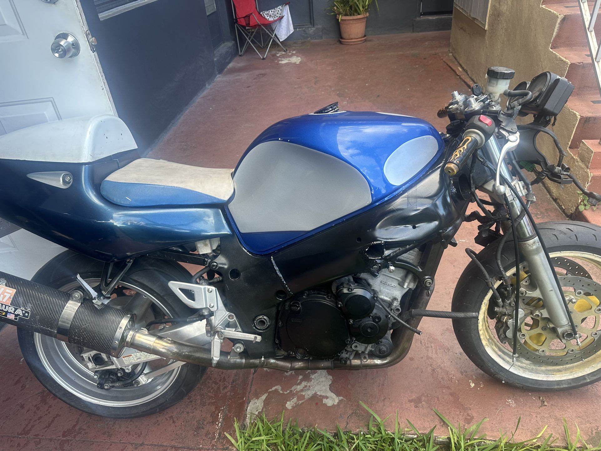 2000 GSXR 600 it’s all there and runs good but it’s gotta be put back together so let’s call it a mechanic special no offers the prices the pric price