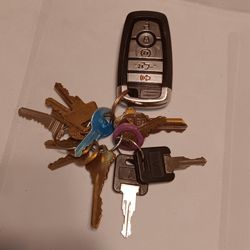 Me Encontré Estas Llaves En PARKWAY Por La Disco JAMBOO