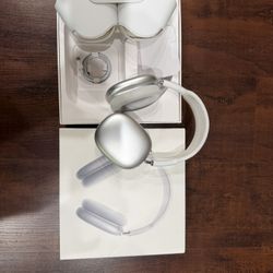 Lightly Used / Like NewApple AirPods Max 2nd Gen USB-C.    Color : Starlight (silver)