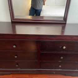 Dresser With Mirror 
