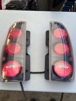 Gmc 07-14  Yukon tail lights Oem