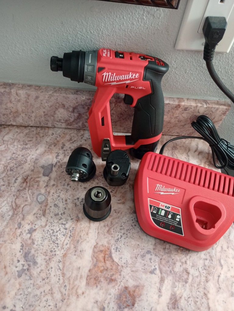 Milwaukee M12 With Battery And 4 Different Tips 