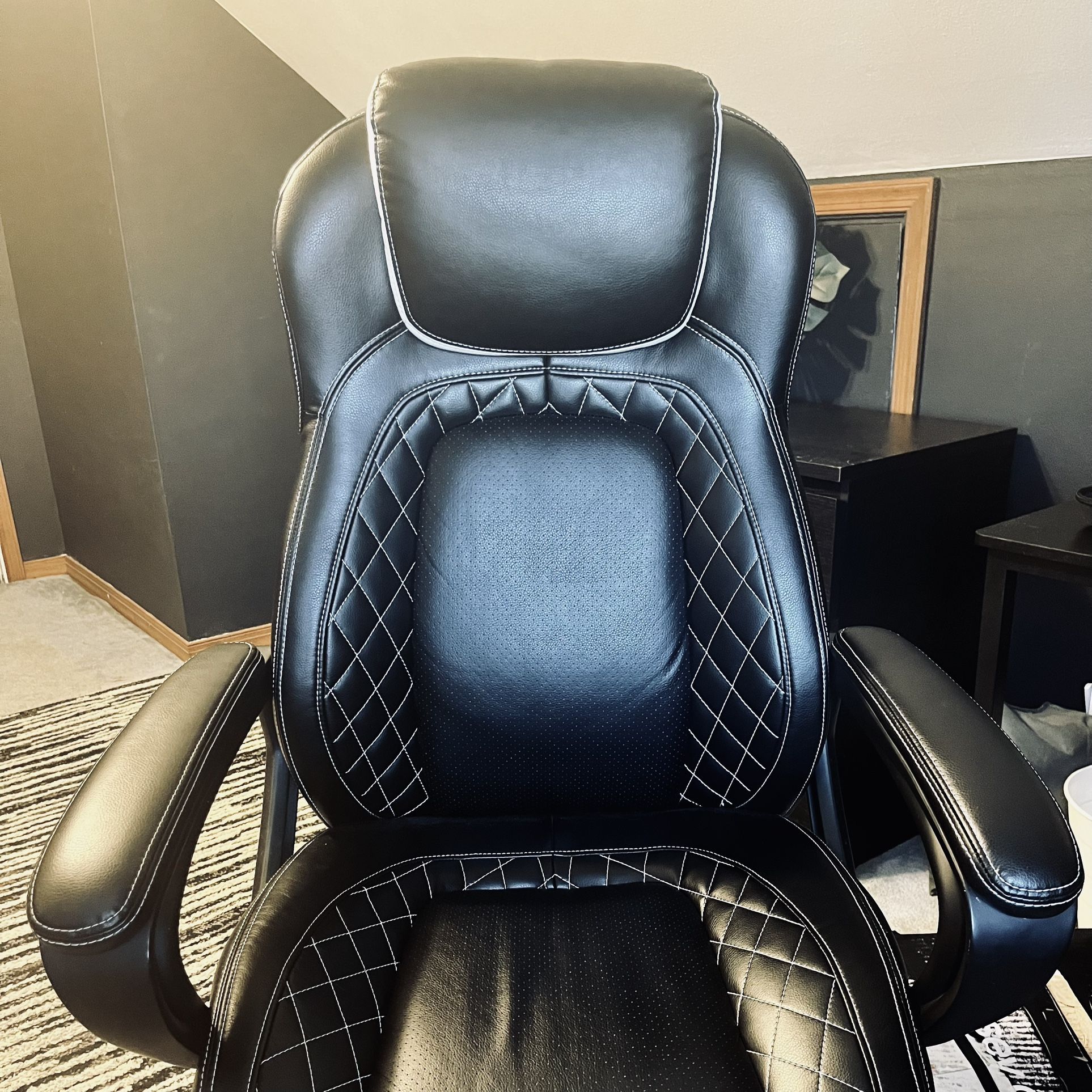 EXECUTIVE OFFICE CHAIR