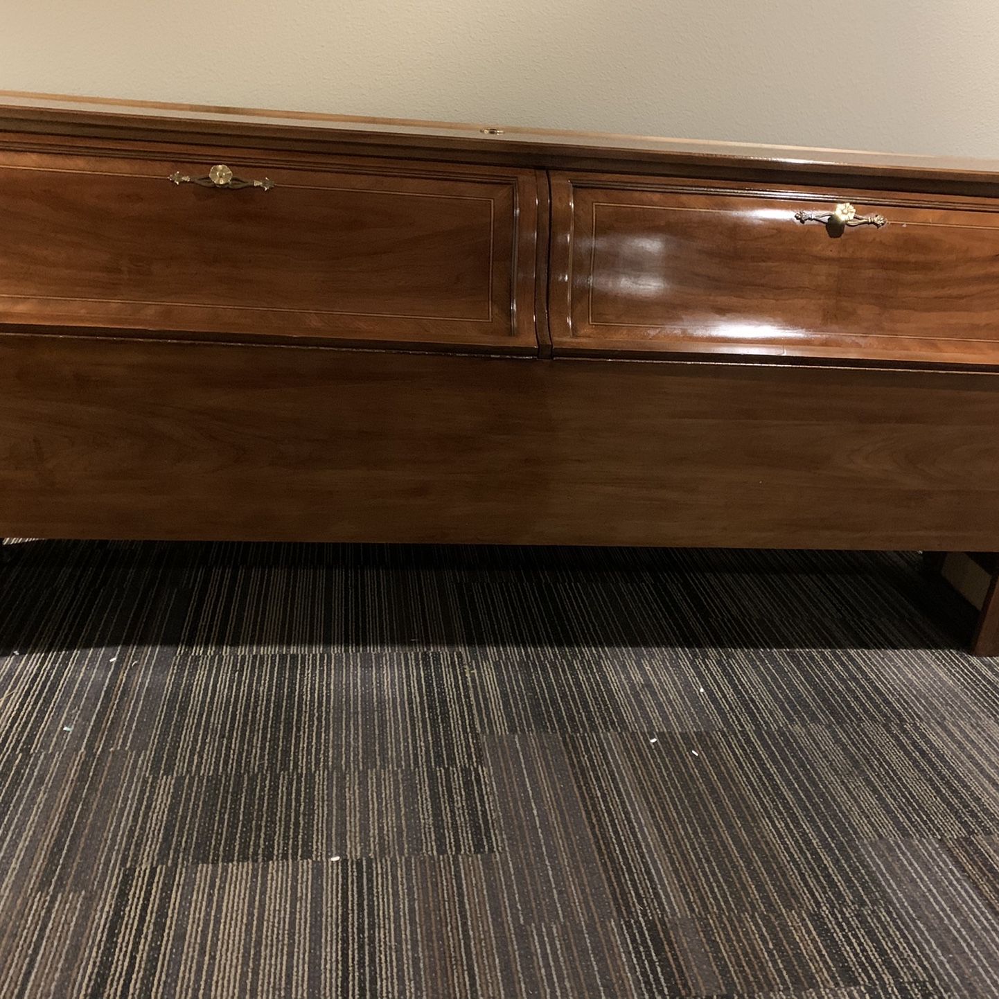 ITS A STEAL…BEAUTIFUL Chestnut Brown King Size Oak and Brass Headboard With Lighted Bridge $12