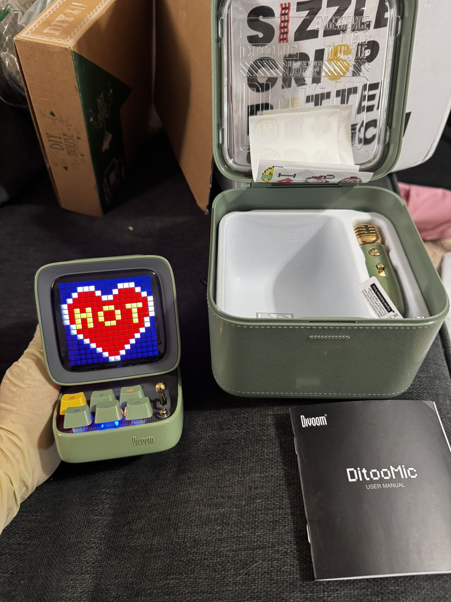 Divoom Ditoo Programmable Pixel Art LED-Bluetooth-Speaker