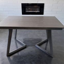 BEAUTIFUL CLASSY MODERN TABLE & CHAIRS