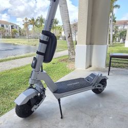 Only 26miles. Like new. Electric scooter