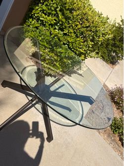 Round dining table