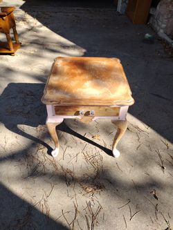 THOMASVILLE Vintage End Table 26d X 22w X 22h