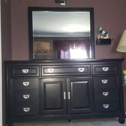 Dresser With Mirror And Queen Sized Bed Frame/ Mueble Con Espejo Y Cama Medida Queen 
