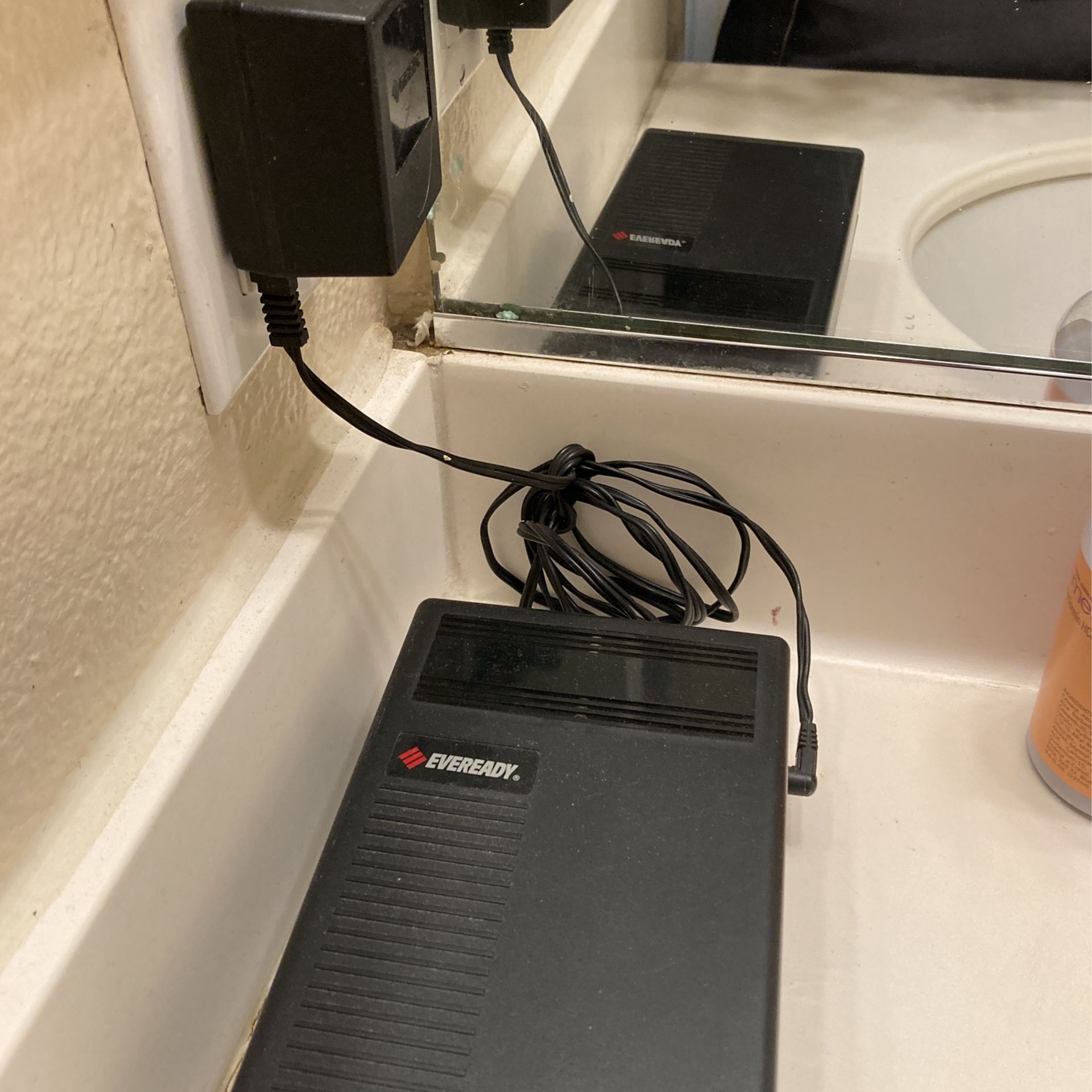 Eveready 3 Hour Charger With 4 Rechargeable. Nicad Battery