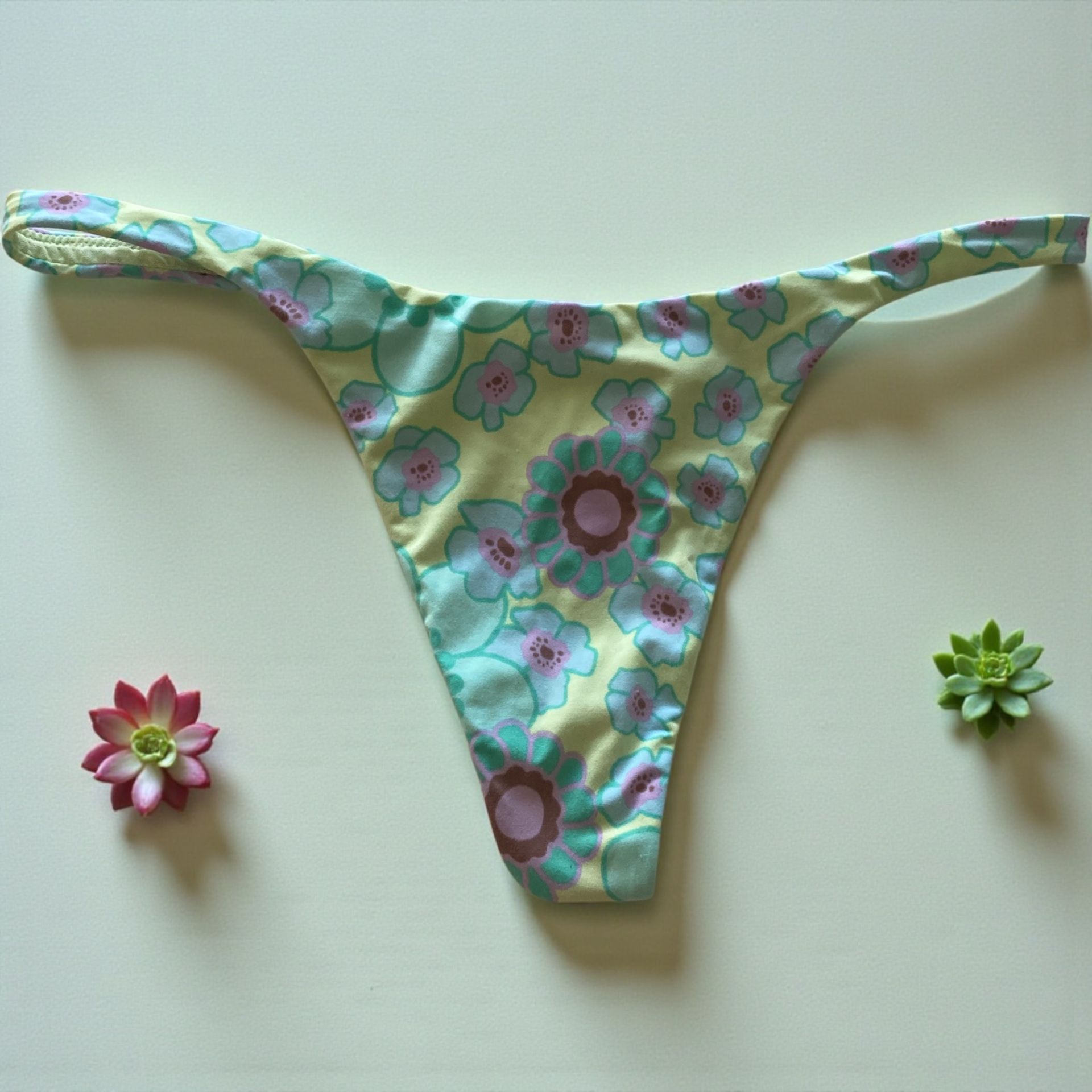 Low Rise V String Size Medium