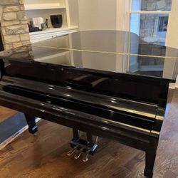 Kawai KG-2 Grand Piano – 5'10" Gloss Black In Excellent Condition Going For Free 