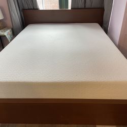 Excellent Condition Queen Memory Foam Mattress