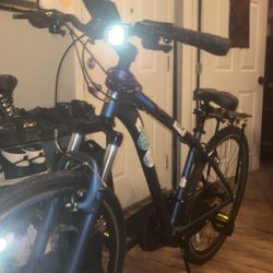 Schwinn trailway hybrid street/mountain bike with step pump,phone holder,wall mount,bike lock and a bike rack 